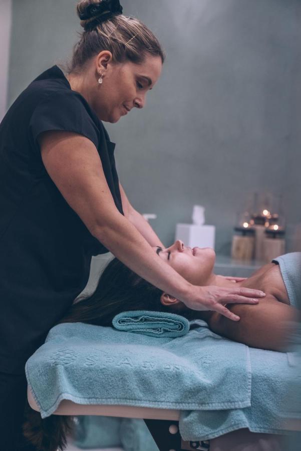 Onyria Quinta Da Marinha Hotel Cascais Esterno foto A woman receiving a head massage