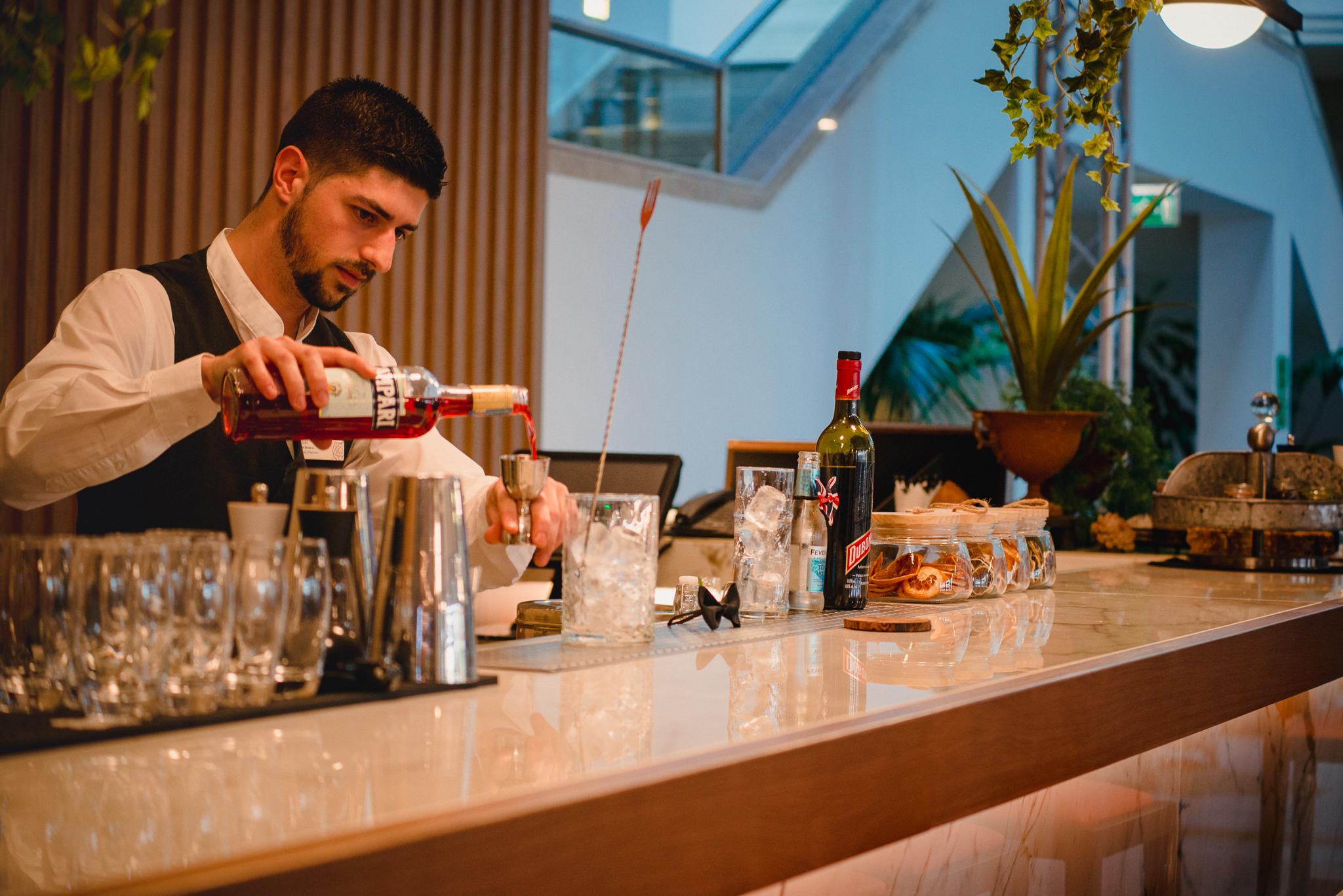 Onyria Quinta Da Marinha Hotel Cascais Esterno foto A bartender at work