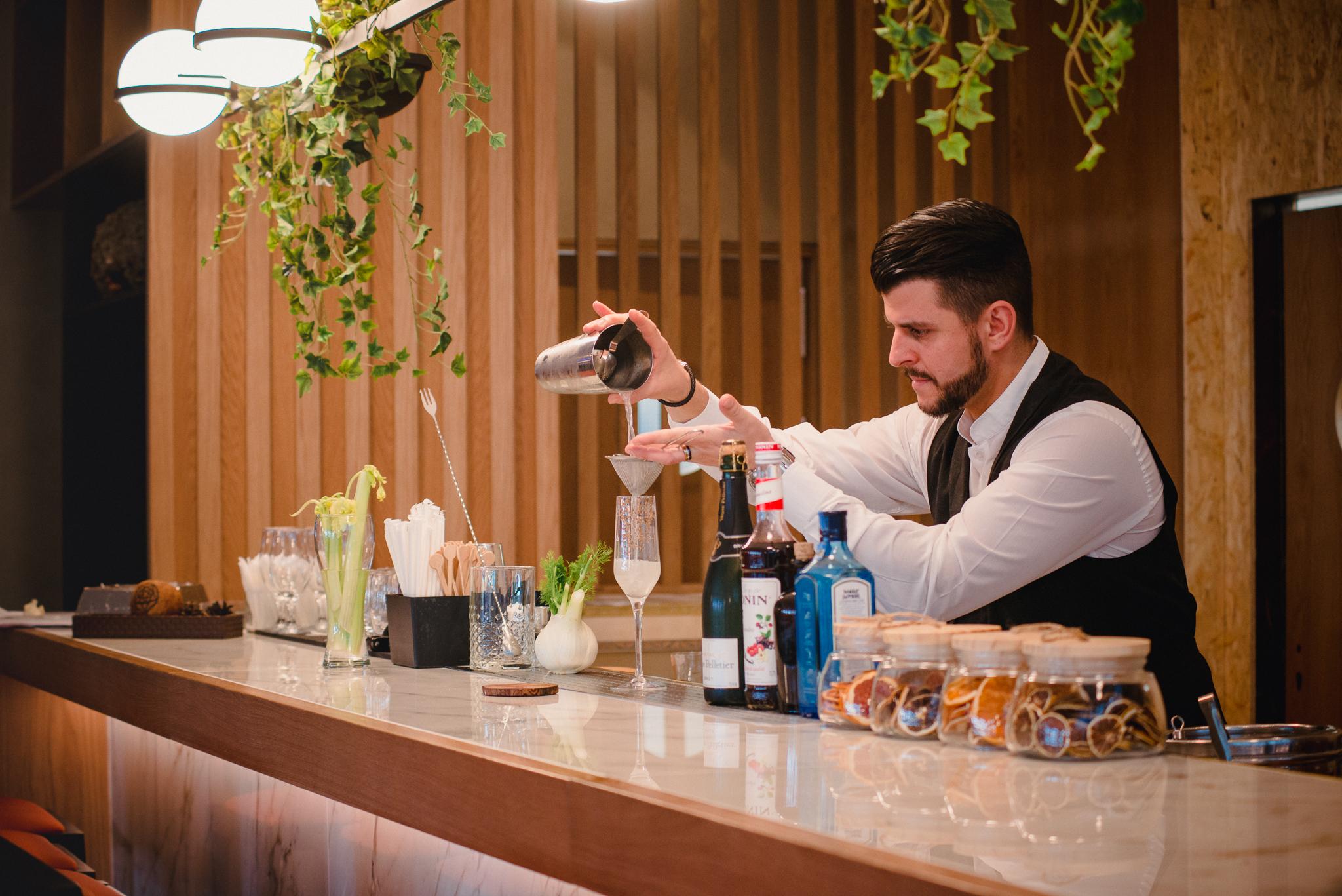 Onyria Quinta Da Marinha Hotel Cascais Esterno foto A bartender at work