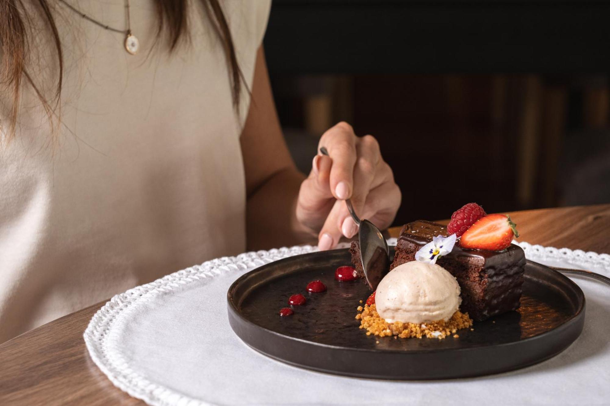 Onyria Quinta Da Marinha Hotel Cascais Esterno foto A woman eating dessert